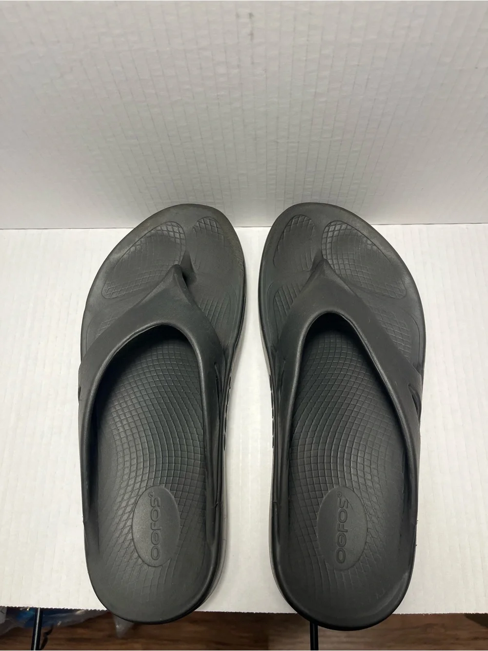 OOFOS Black Comfort Flip Flops M8-W10